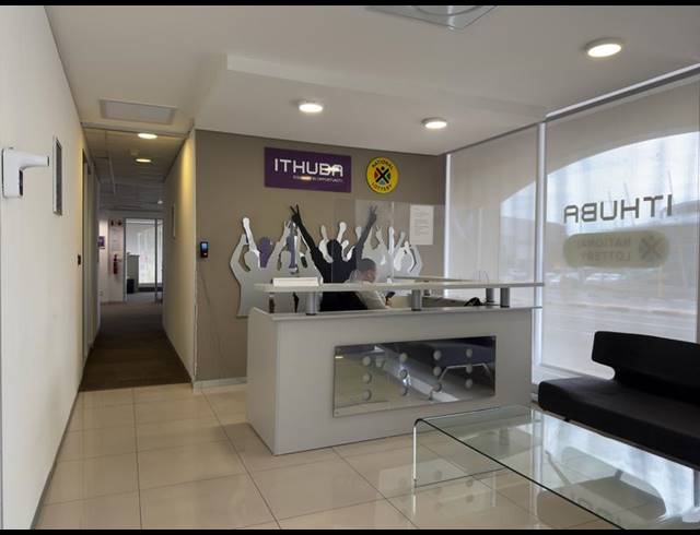 BUSINESS PROPERTY TO RENT IN CLAREMONT